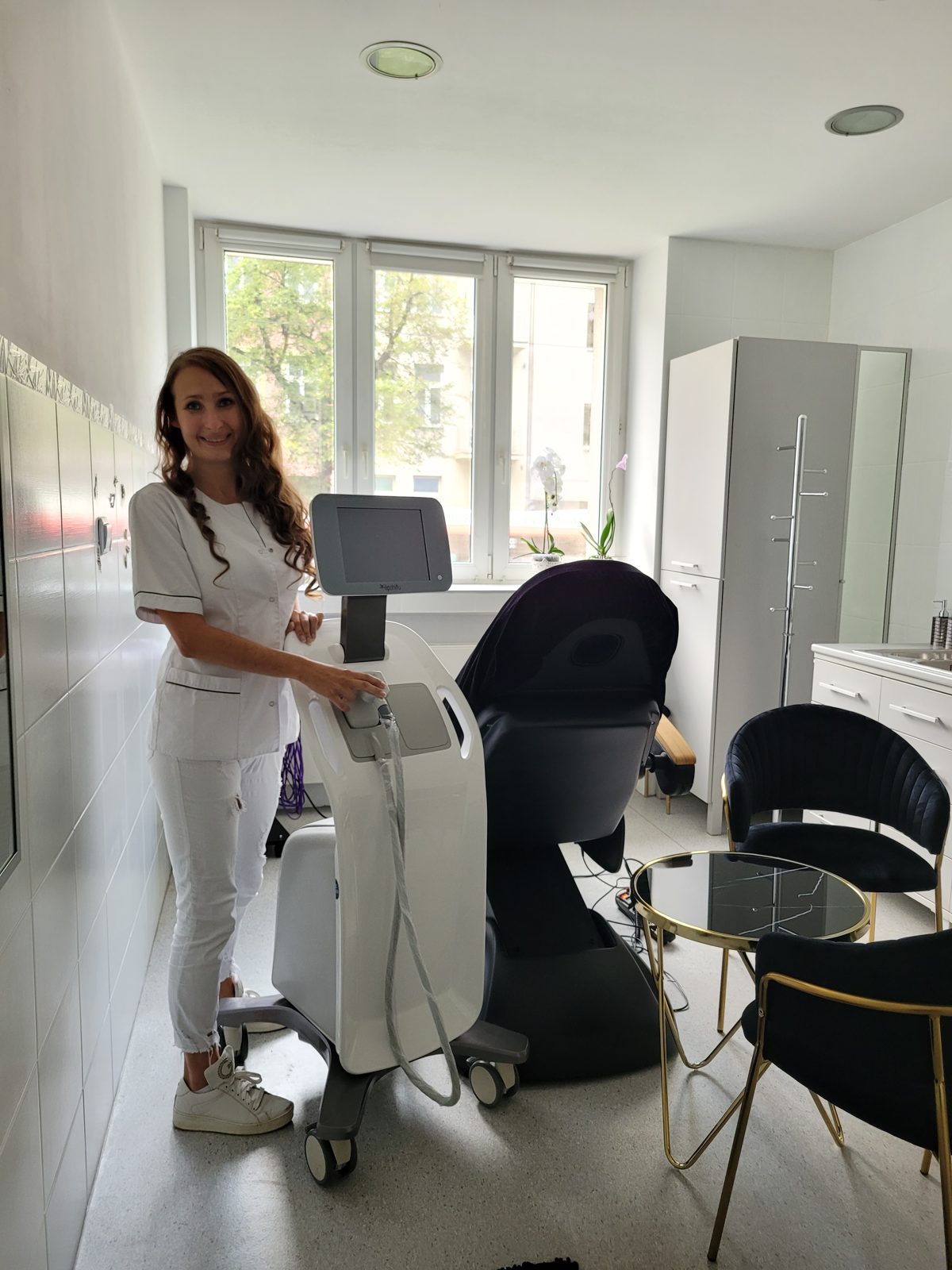 Katarzyna Dąbrowska w gabinecie przy aparacie do liposukcji HIFU